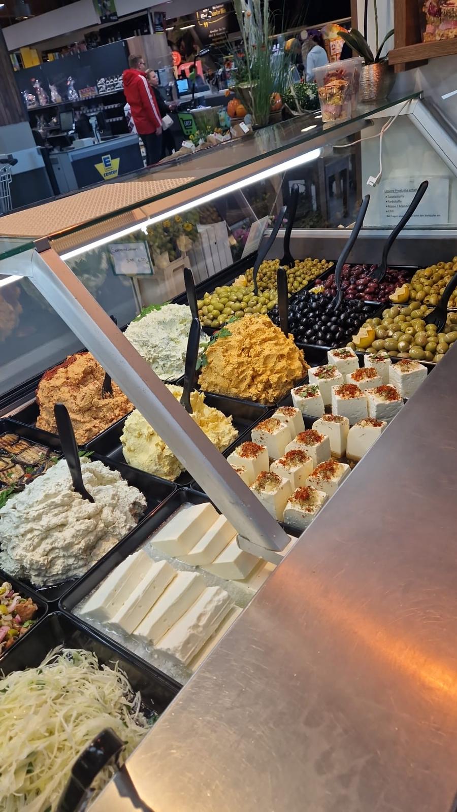 Oliven, Feta, Aufstriche an der Theke